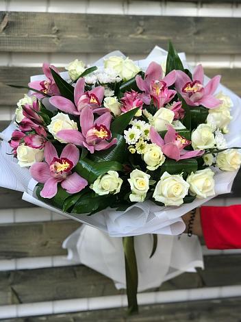 Букет цветов из: Розы и Хризантемы в Красном Воронежской области