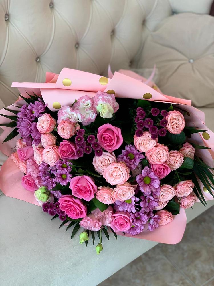 Букет цветов из: Хризантемы, Розы и Лизиантусы в Красном Воронежской области