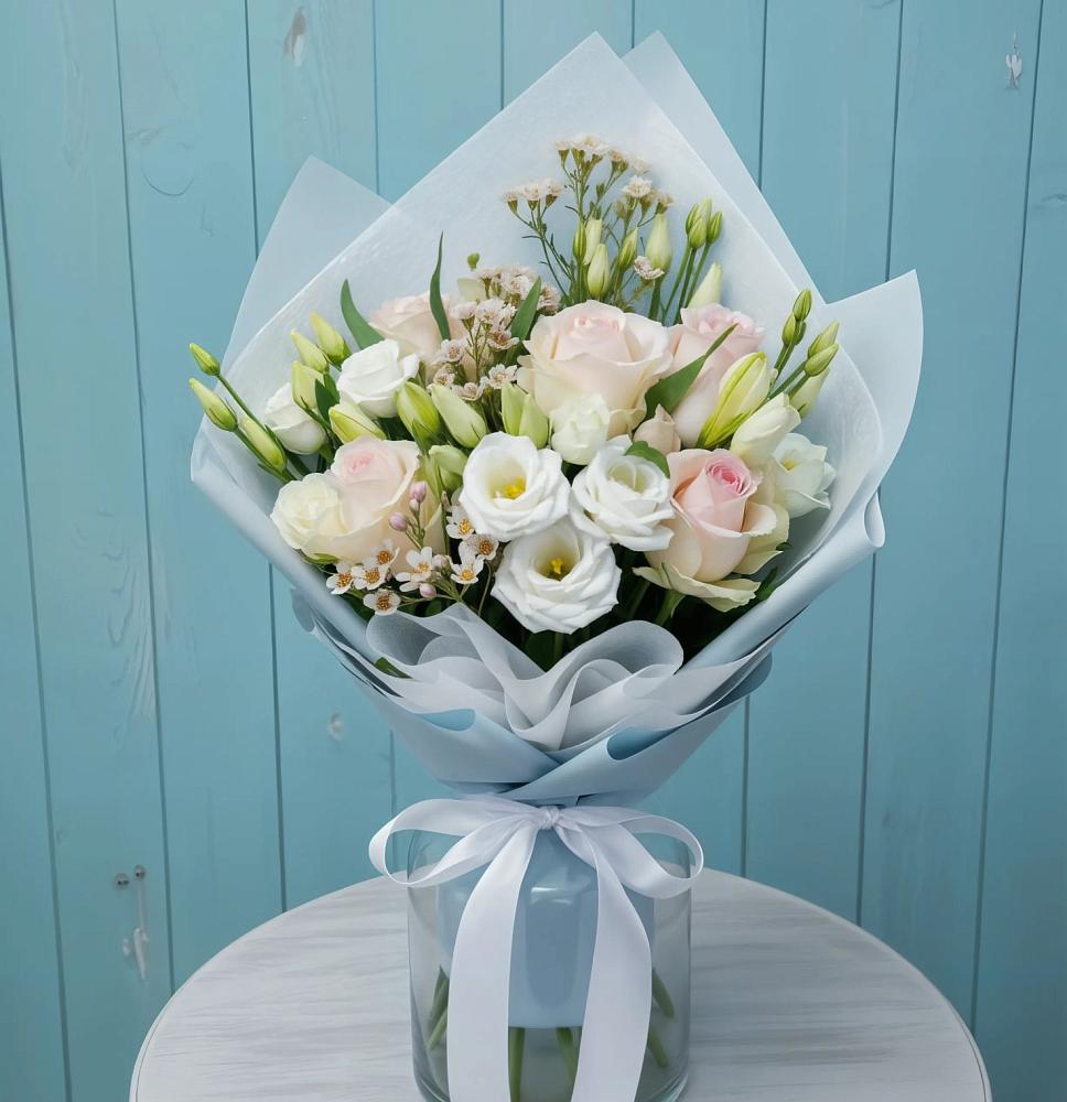 Букет цветов из: Розы и Лизиантусы в Красном Воронежской области