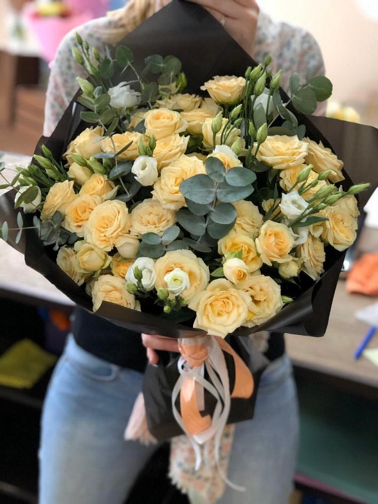 Букет цветов из: Розы и Лизиантусы в Красном Воронежской области