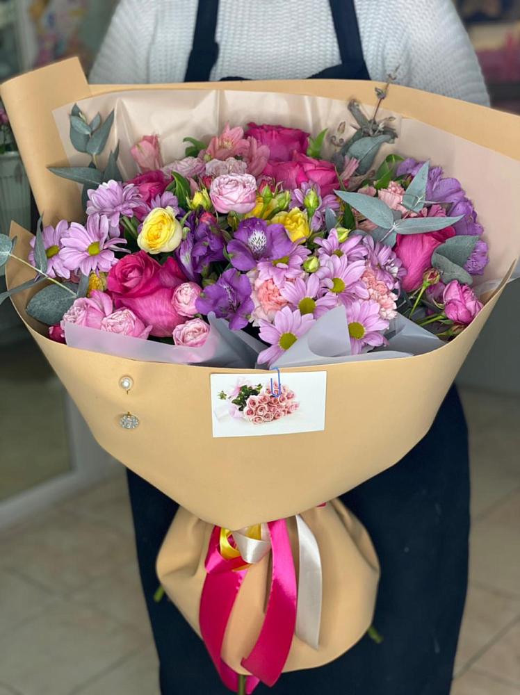 Букет цветов из: Хризантемы, Гвоздики и Альстромерии в Красном Воронежской области