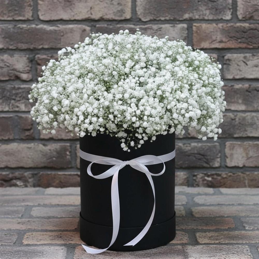 Цветочная композиция из Гипсофила в шляпной коробке в Красном Воронежской области