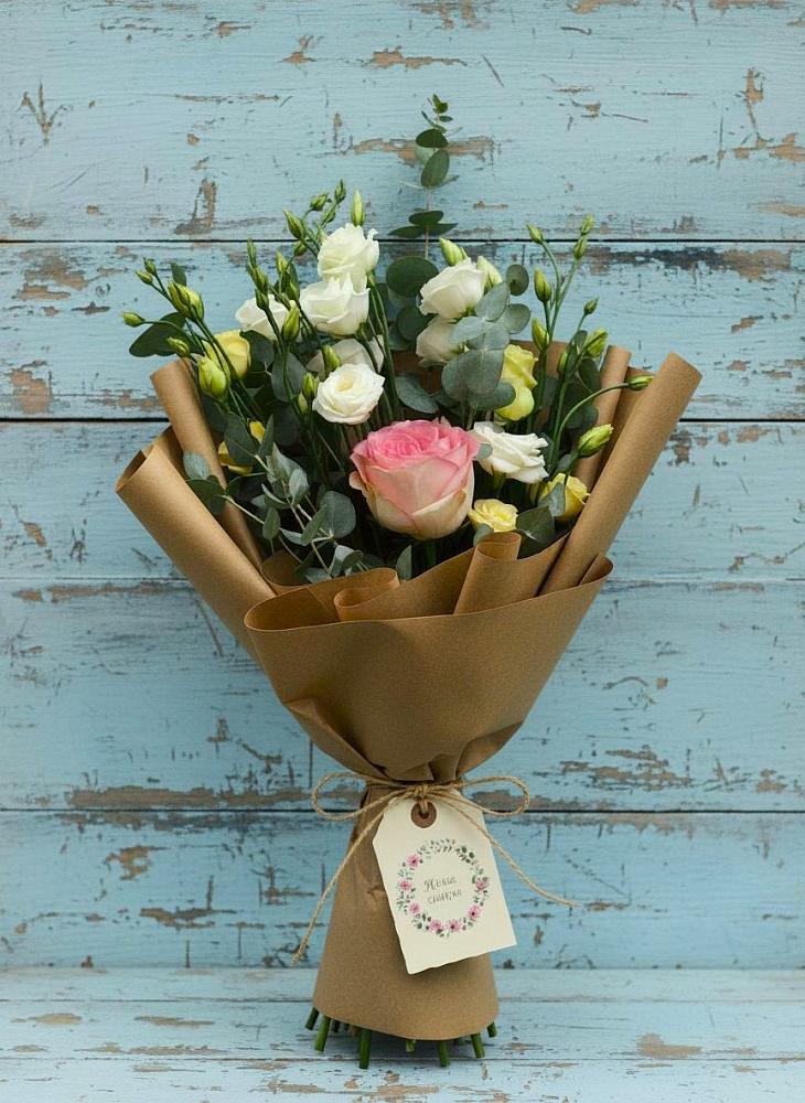 Букет цветов из: Розы и Лизиантусы в Красном Воронежской области