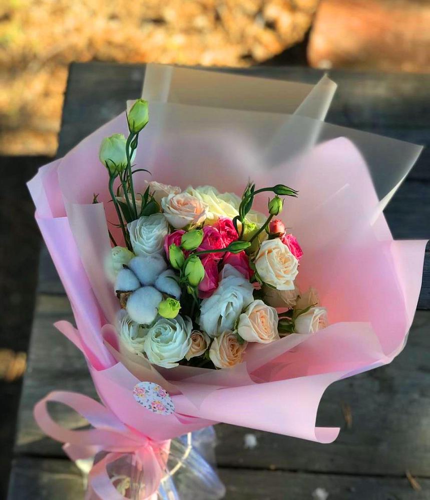 Букет цветов из: Розы и Лизиантусы в Красном Воронежской области