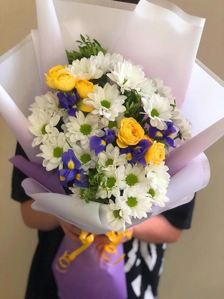 Букет цветов из: Ирисы, Хризантемы и Розы в Красном Воронежской области