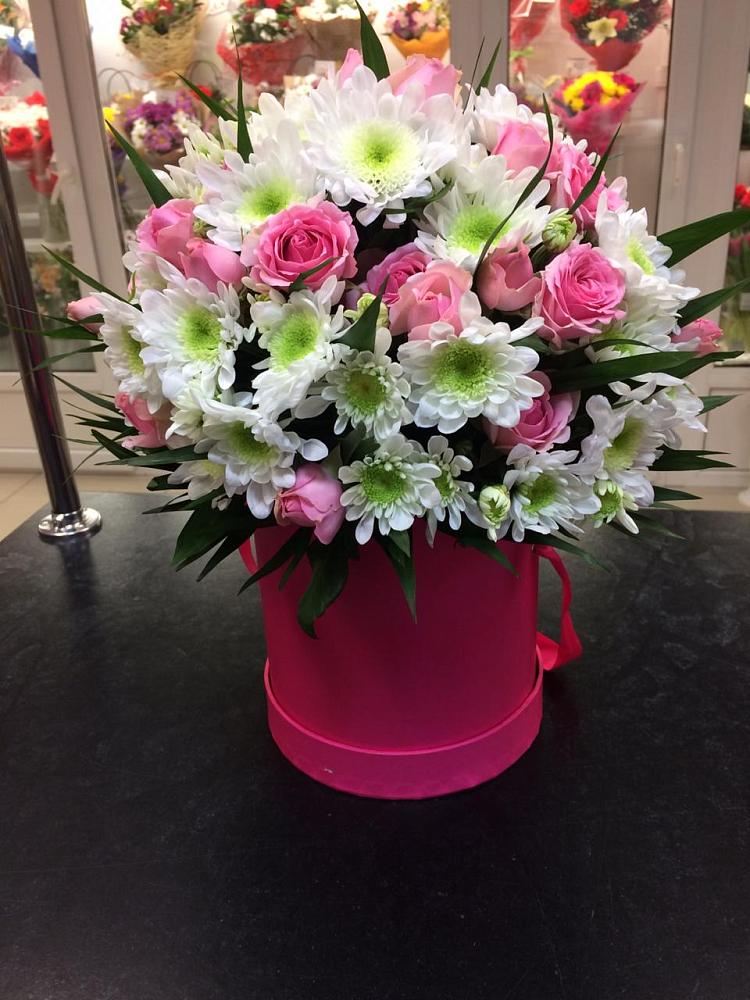 Цветочная композиция из Розы и Хризантемы в шляпной коробке в Красном Воронежской области