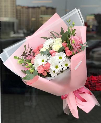 Букет цветов из: Розы, Лизиантусы и Хризантемы в Красном Воронежской области