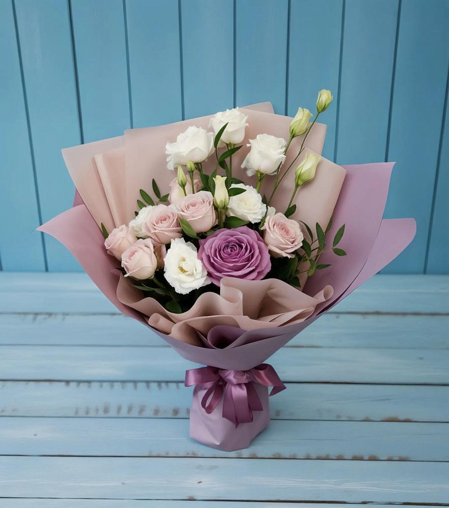 Букет цветов из: Розы и Лизиантусы в Красном Воронежской области